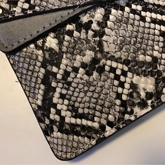 Urban Expressions NWOT Faux Snake Print Crossbody Bag - Picture 5 of 12
